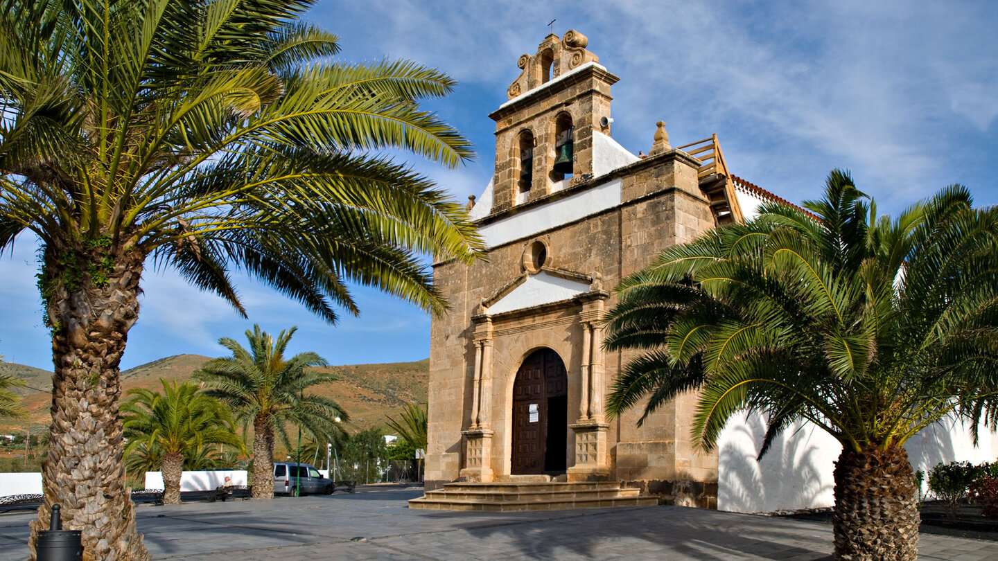 Die Kirche Iglesia de Nuestra Señora de la Peña an der Plaza in Vega de Rio Palmas
