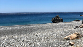 Strand des ruhigen Küstendorfs Sourgia