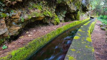 Wanderweg läuft entlang dem Wasserkanal zu den Cordero Quellen