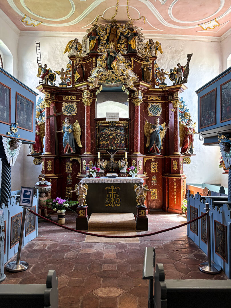 Barocker Kanzelaltar der Klaussteinkapelle im Ailsbachtal