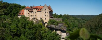 Burg Rabenstein auf ihrem markanten Felssporn über dem Ailsbachtal, Fränkische Schweiz.