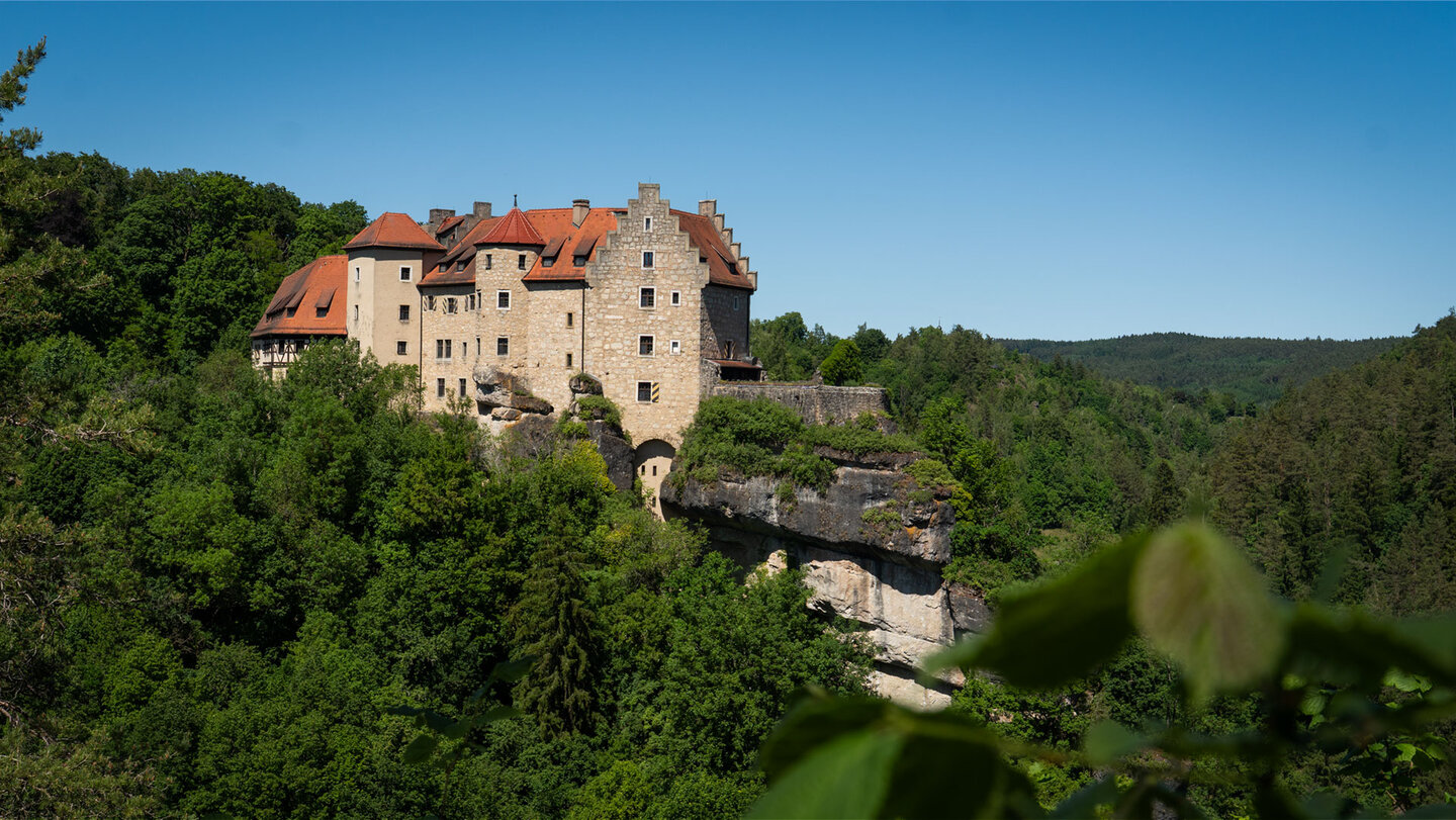 Burg Rabenstein auf ihrem markanten Felssporn über dem Ailsbachtal, Fränkische Schweiz.