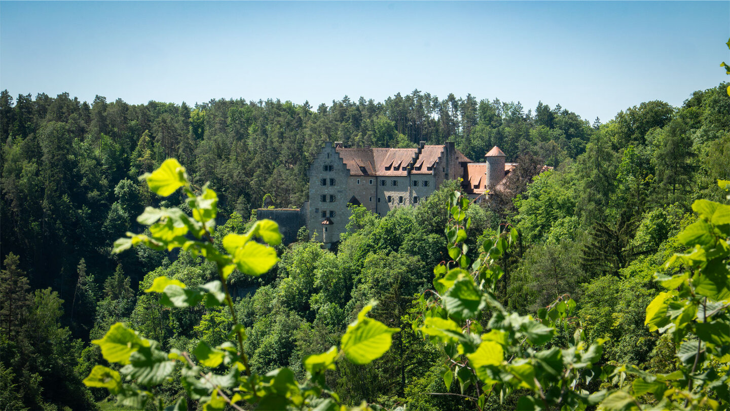 Ausblick auf Burg Rabenstein vom Panoramaweg im Ailsbachtal, Fränkische Schweiz.
