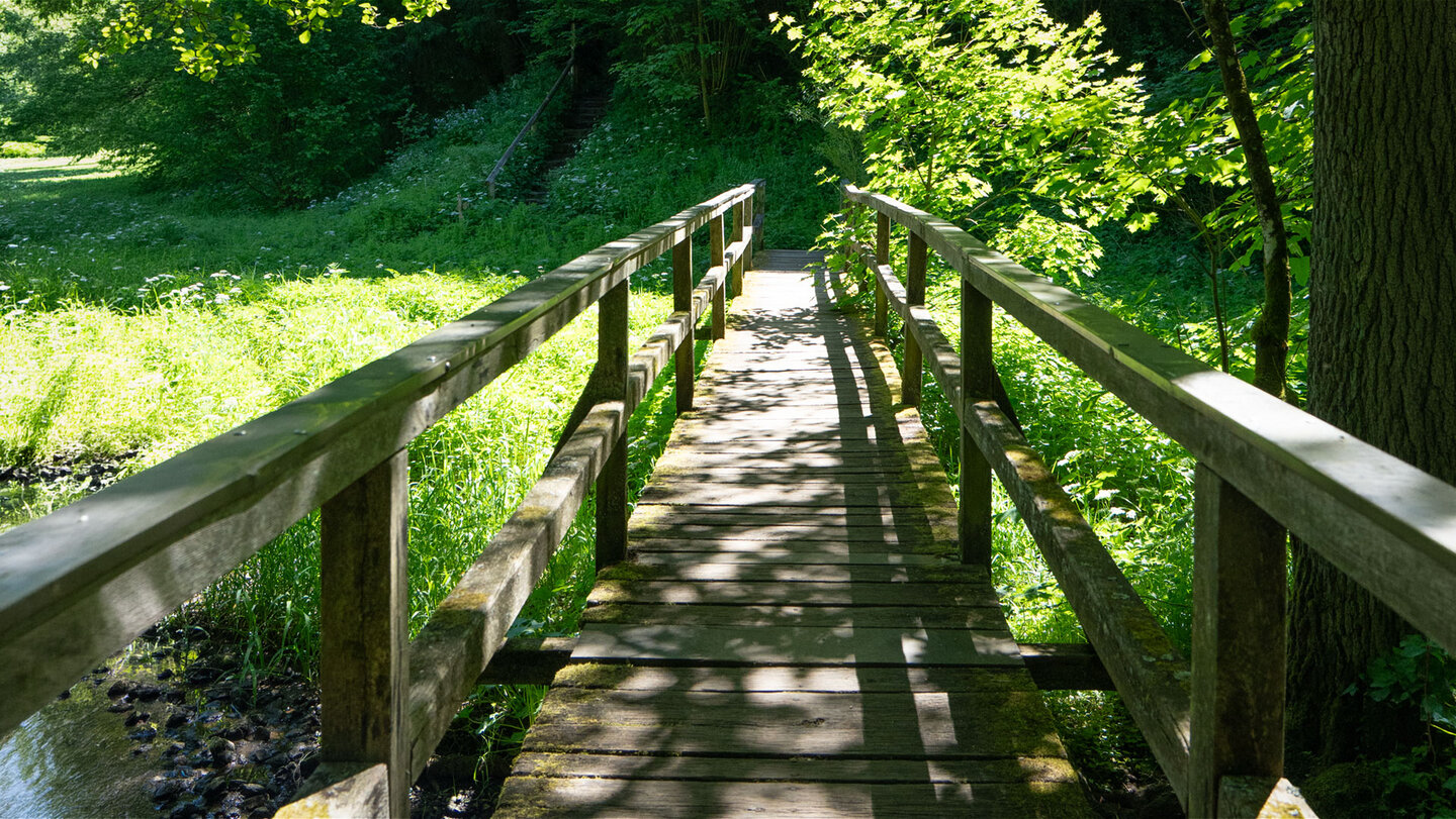 Holzbrücke über den Ailsbach im Ailsbachtal, Fränkische Schweiz.