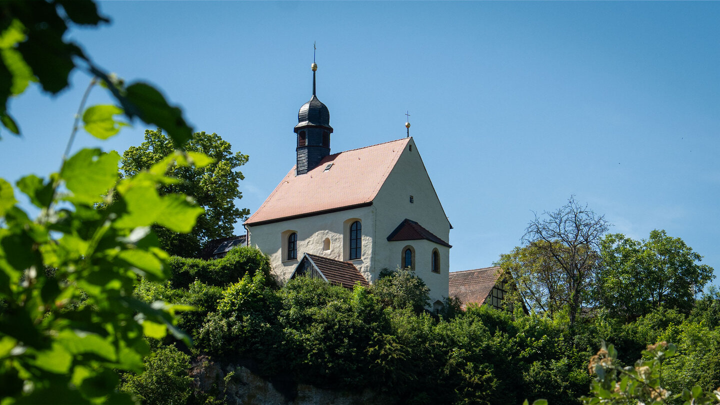 Klaussteinkapelle über dem Ailsbachtal in der Fränkischen Schweiz.
