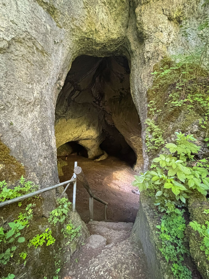 Wanderweg durch die Ludwigshöhle in der Fränkischen Schweiz.