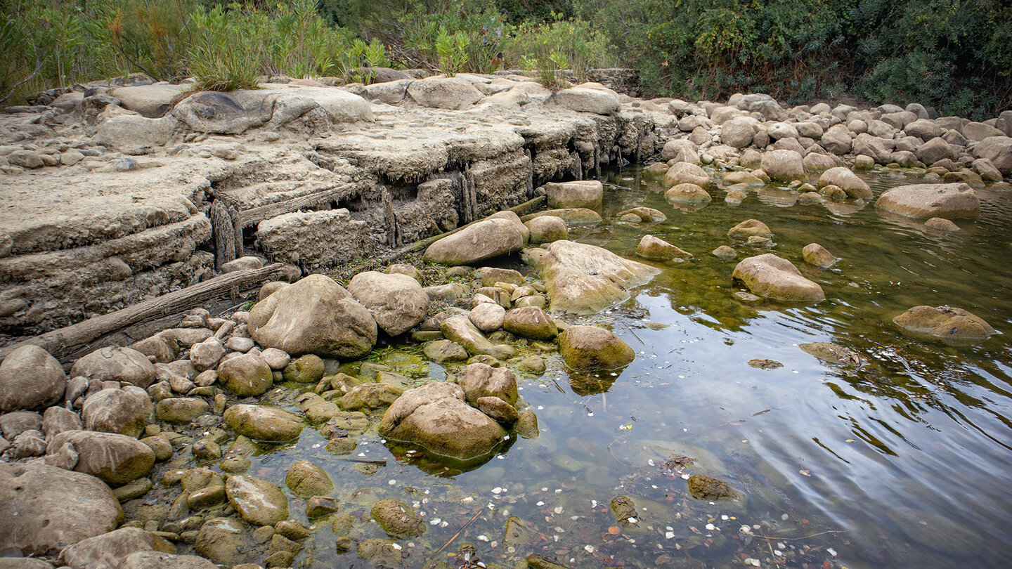 Holzstauwehr am Río Hozgarganta