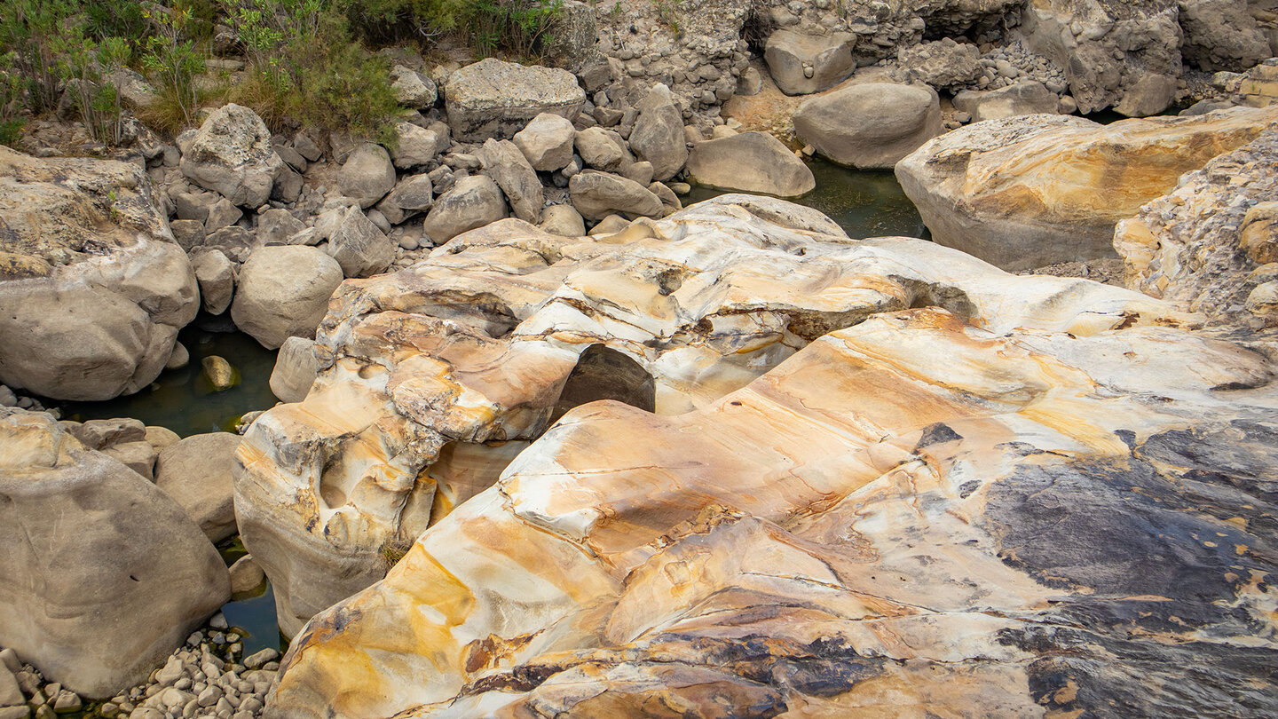 Felsen am Flusslauf des Río Hozgarganta