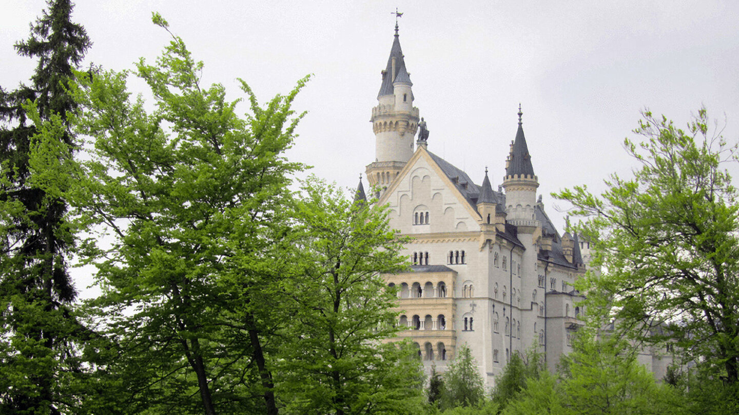 Schloss Neuschwanstein: Märchenhafte Schönheit in den Bayerischen Alpen Schloss Neuschwanstein in den Bayerischen Alpen