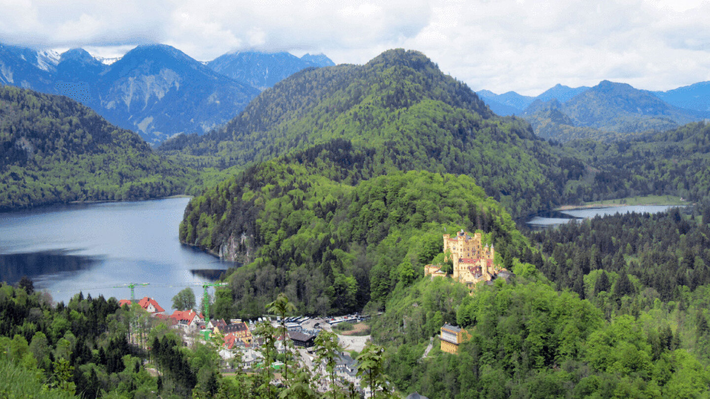 Panoramablick von Schloss Neuschwanstein auf das Schloss Hohenschwangau Blick von Schloss Neuschwanstein auf das Schloss Hohenschwangau