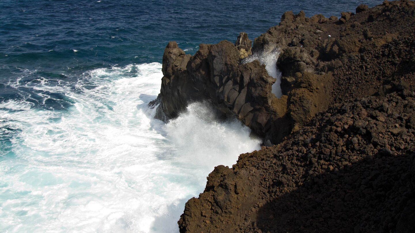 tosende Wellen an der Küste des Nationalparks auf Lanzarote