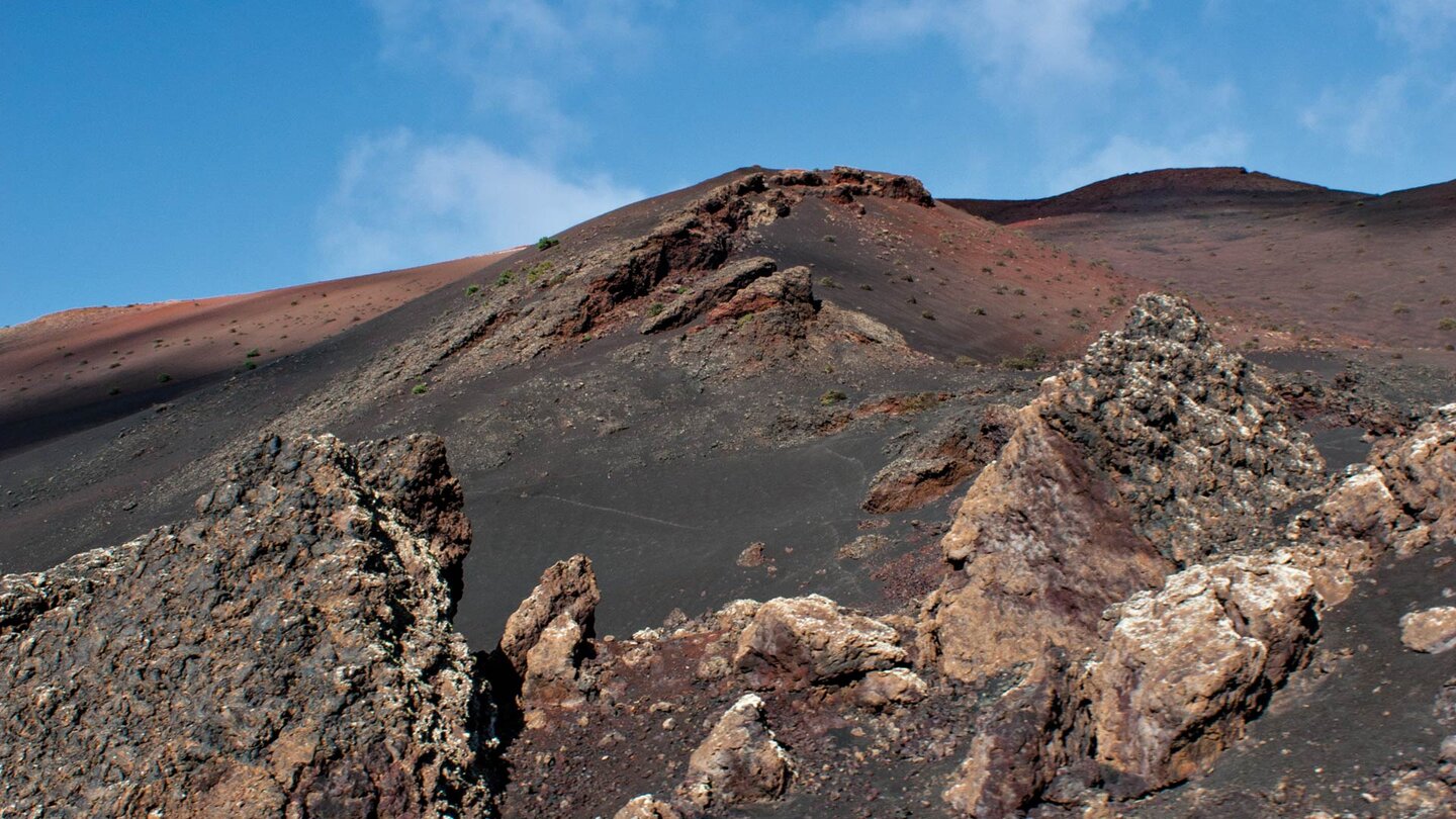 die farbige Vulkanlandschaft im Nationalpark auf Lanzarote