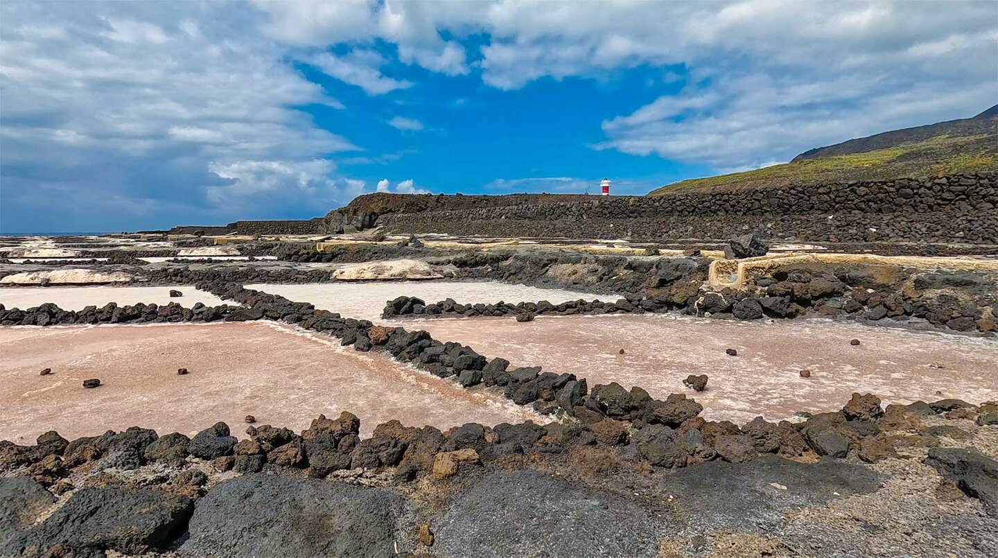 die Meerwassersaline liegt direkt neben dem Leuchtturm Faro de Fuencaliente die Meerwassersaline liegt neben dem Faro de Fuencaliente