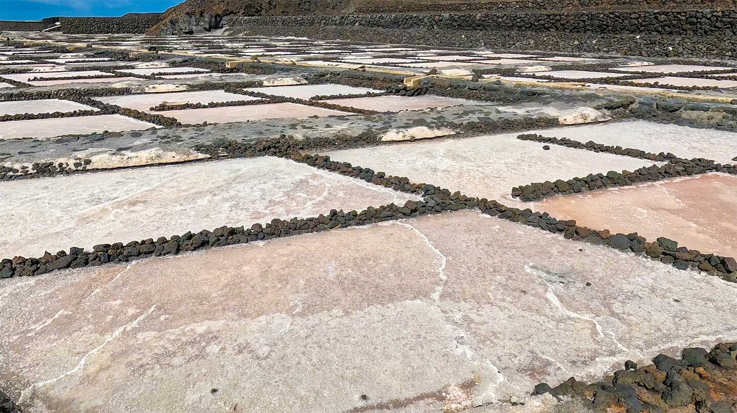 die Salzpfannen der Salinas de Fuencaliente eingefasst von dunklem Lavagestein Salzpfannen der Salinas de Fuencaliente auf La Palma