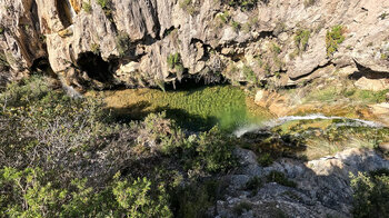 Bachlauf am Wasserfall Cascada de la Cueva de Funes