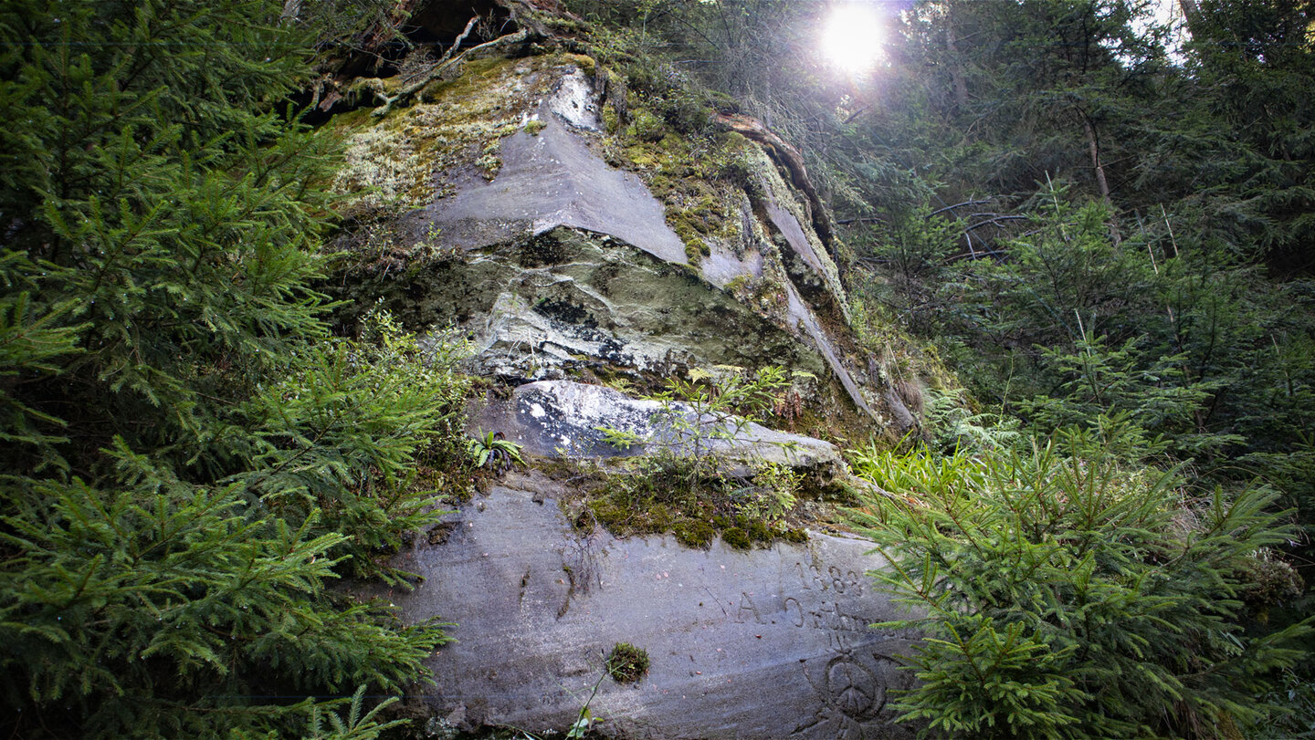 Felsformationen am Wanderweg zur Teufelskanzel
