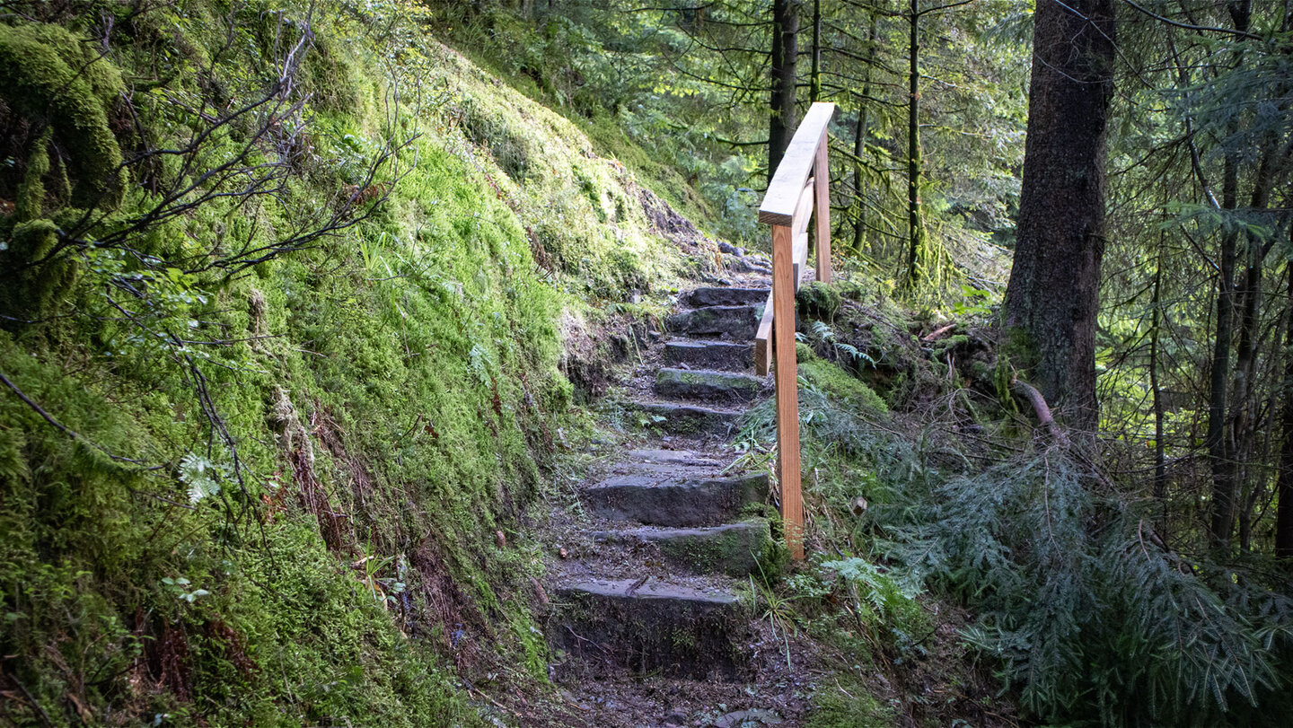 mit Geländern gesicherter Teufelskanzelsteig