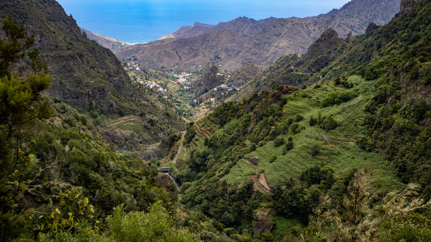 grandioser Ausblick über die Schlucht Barranco del Cedro auf den Stausee bis zum Ort Hermigua grandioser Ausblick über die Schlucht Barranco del Cedro auf den Stausee bis zum Ort Hermigua