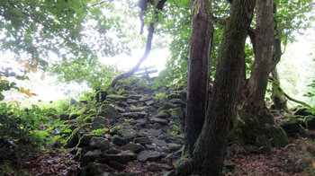 steiniger Aufstieg zum Aussichtspunkt am Geiskopf