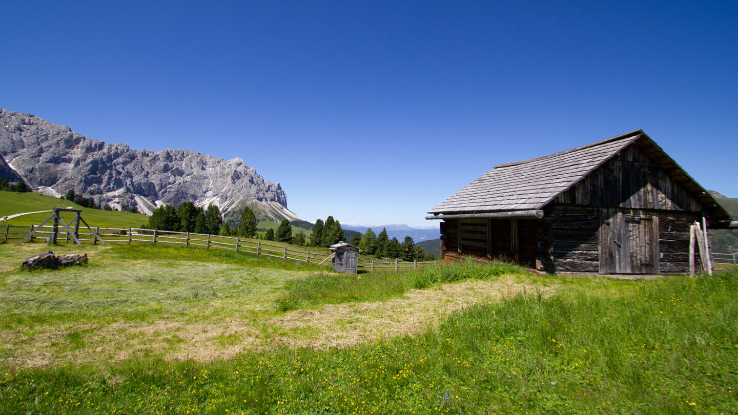 Almhütte auf der Wanderung um den Peitlerkofel Almhütte auf der Wanderung um den Peitlerkofel