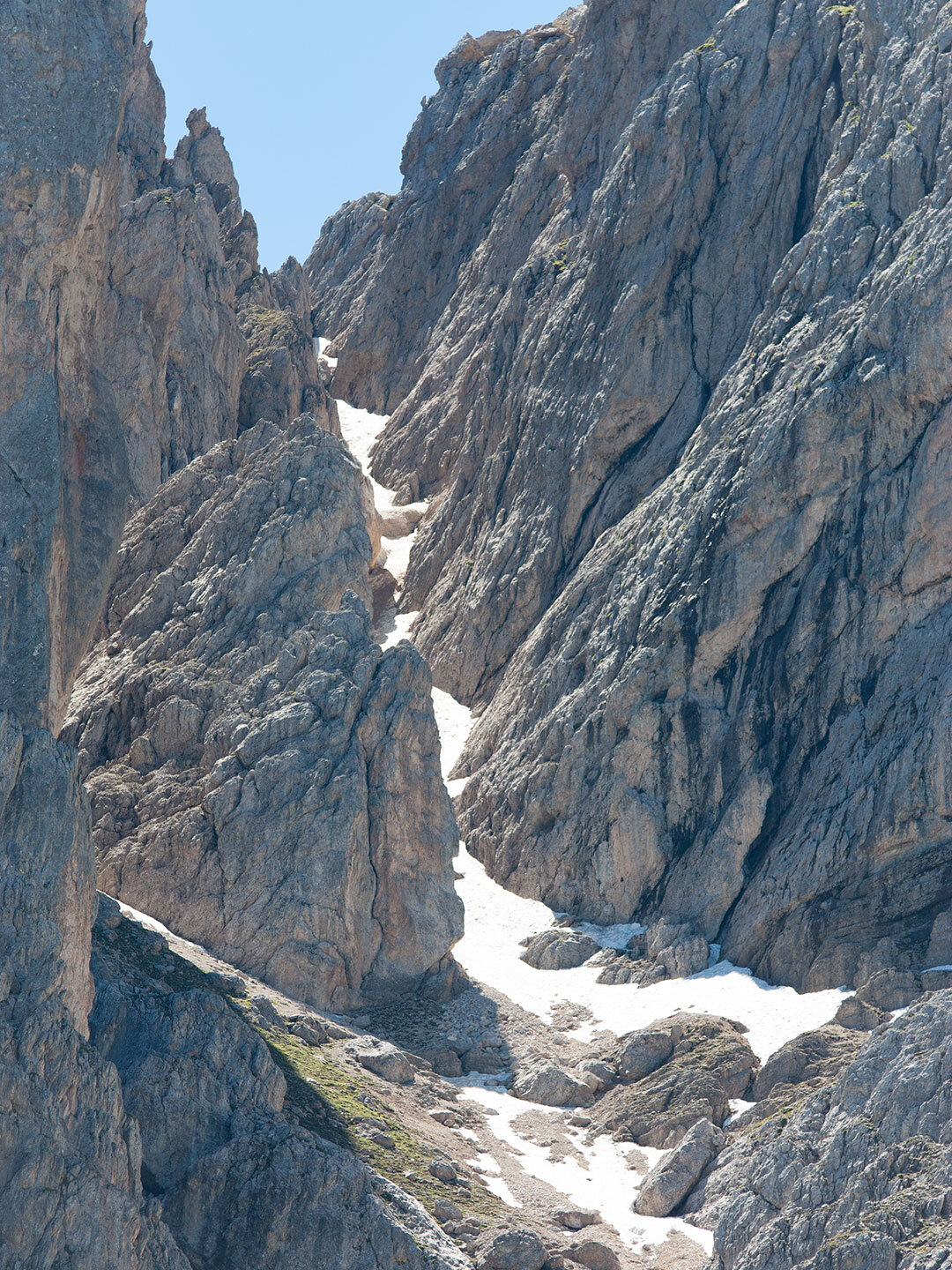 Schneefelder in einer Felsscharte am Peitlerkofel Schneefelder in einer Felsscharte am Peitlerkofel