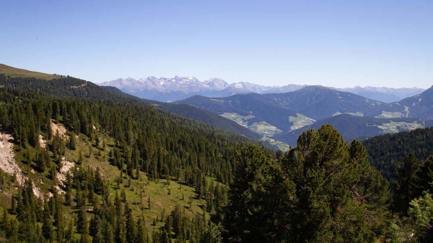 Panorama mit den Stubaier Alpen am Horizont Panorama mit den Stubaier Alpen