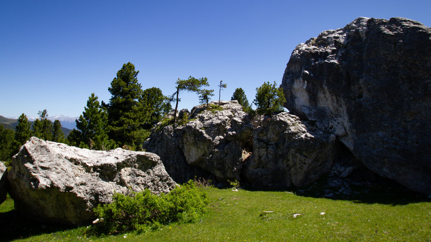 riesige Findlinge prägen die Landschaft rund um den Peitlerkofel Findlinge prägen die Landschaft rund um den Peitlerkofel