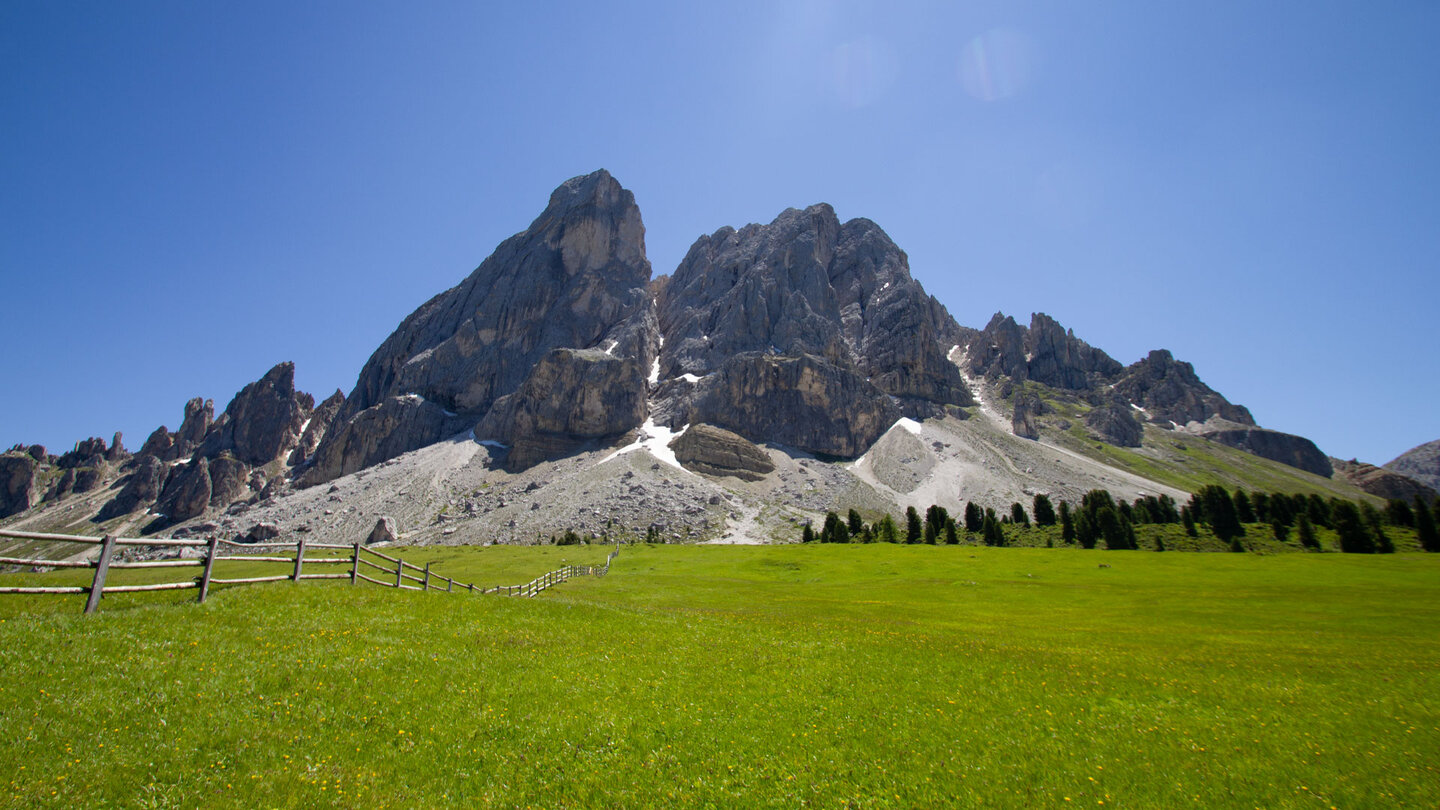 Peitlerkofelgruppe mit Peitlerkofel (l) und Kleinem Peitler (r) in Südtirol Peitlerkofelgruppe mit Peitlerkofel und Kleinem Peitler