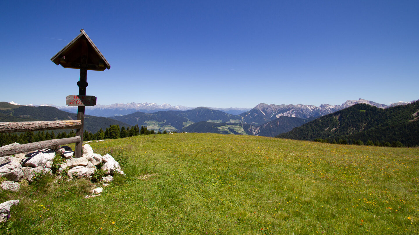 Fernblick mit der Fanesgruppe (r) vom Peitlerkofel Fernblick mit der Fanesgruppe