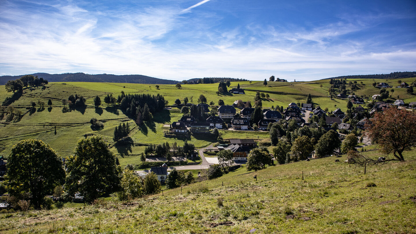 schöner Blick vom Wanderweg auf das Dorf Hofsgrund Blick vom Wanderweg auf das Dorf Hofsgrund