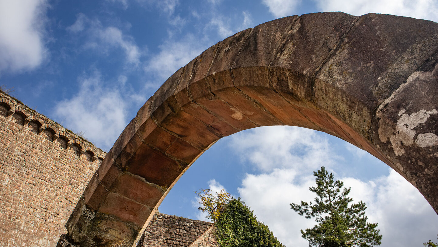 Steinerner Rundbogen vor der Ruine Madenburg bei Eschbach