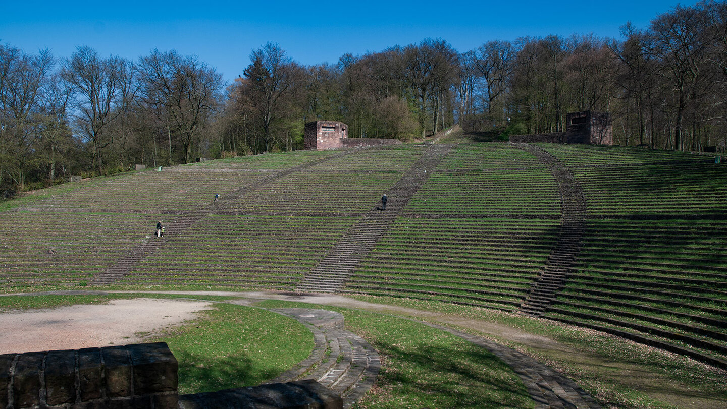 auf dem Keltenweg durch die Thingstätte am Heiligenberg die Thingstätte am Heiligenberg