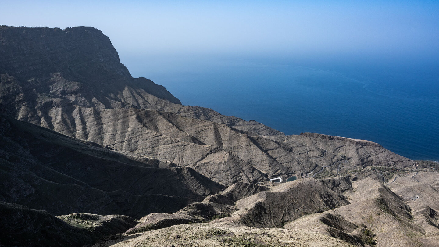 die Berglandschaft des Tamadaba fällt vom Roque Faneque zum Meer ab