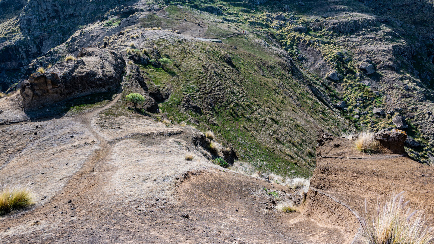 Montaña Bibique blickt man auf die Bergflanken des Tamadaba-Massivs