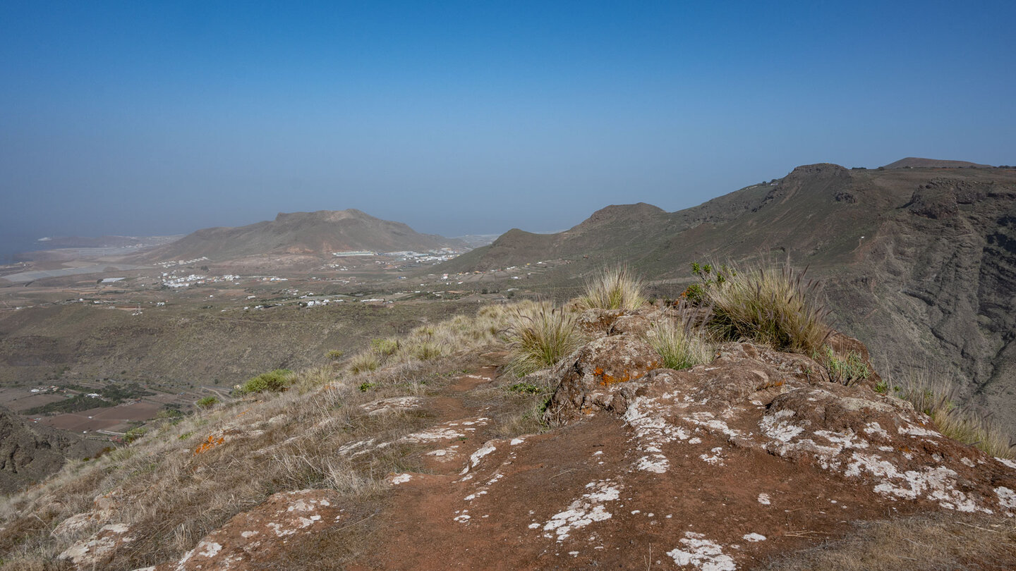 Ausblick über die Gipfelkuppe des Montaña Bibique zur Küste