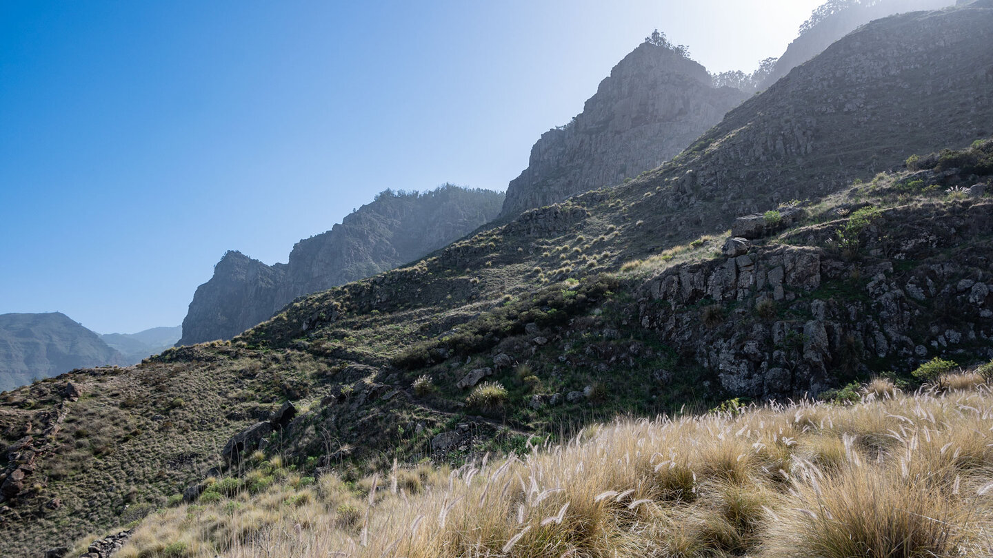 die Wanderroute führt entlang der Steilhänge im Naturpark Tamadaba