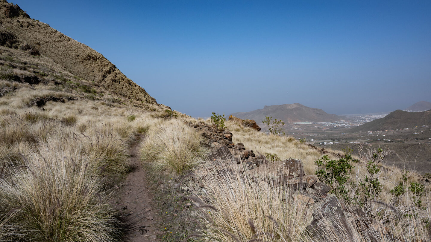 Wanderpfad mit Blick auf den Montaña Amargo