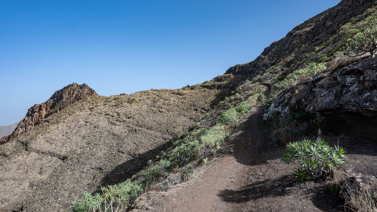 Blick vom Wanderweg entlang der Bergflanke auf den Roque Bermeja