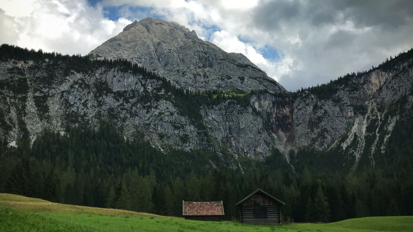 die 2.417 Meter hohe Ehrwalder Sonnenspitze im Mieminger Gebirge Ehrwalder Sonnenspitze im Mieminger Gebirge