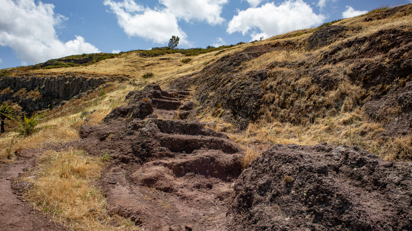 Wanderweg über Felsstufen entlang der Ruta 12