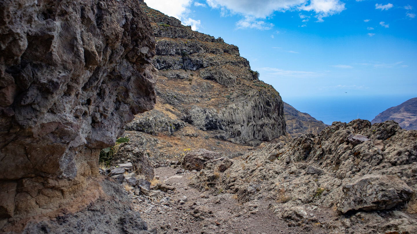 Wanderung durch felsiges Terrain auf dem PR-LG 12