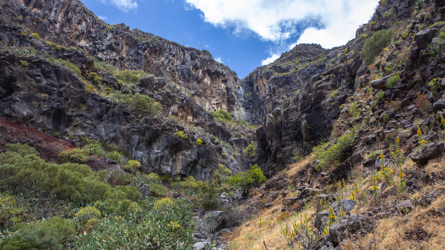 Trockenwasserfall in den Steilwänden über dem Wanderweg