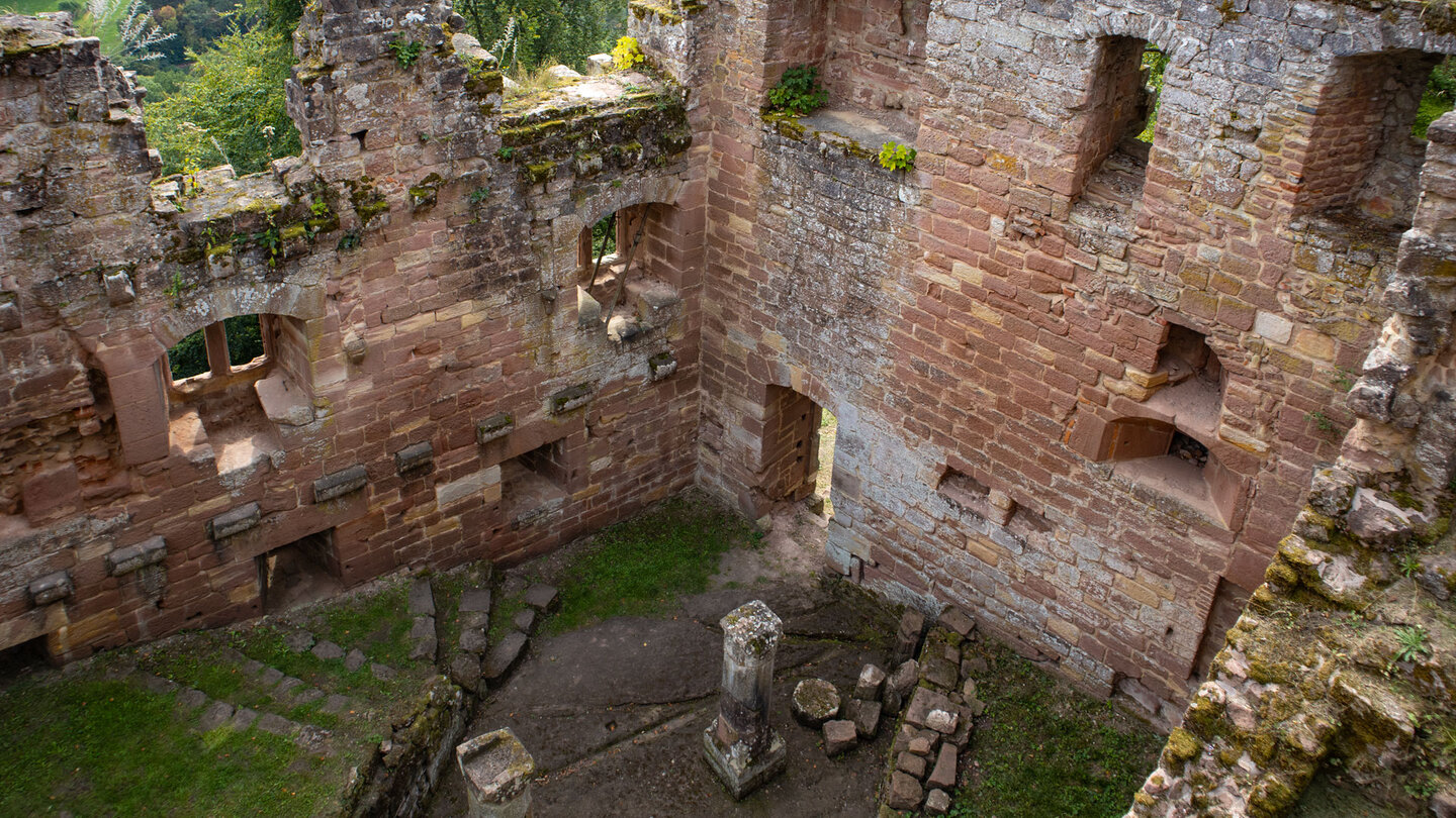 der Burghof der Ruine Neu-Windstein