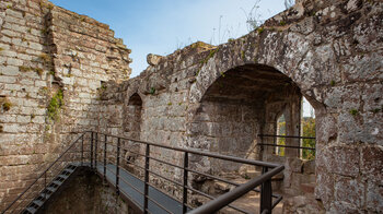 Sitzbäbkedie Ruine des Château du Nouveau-Windstein