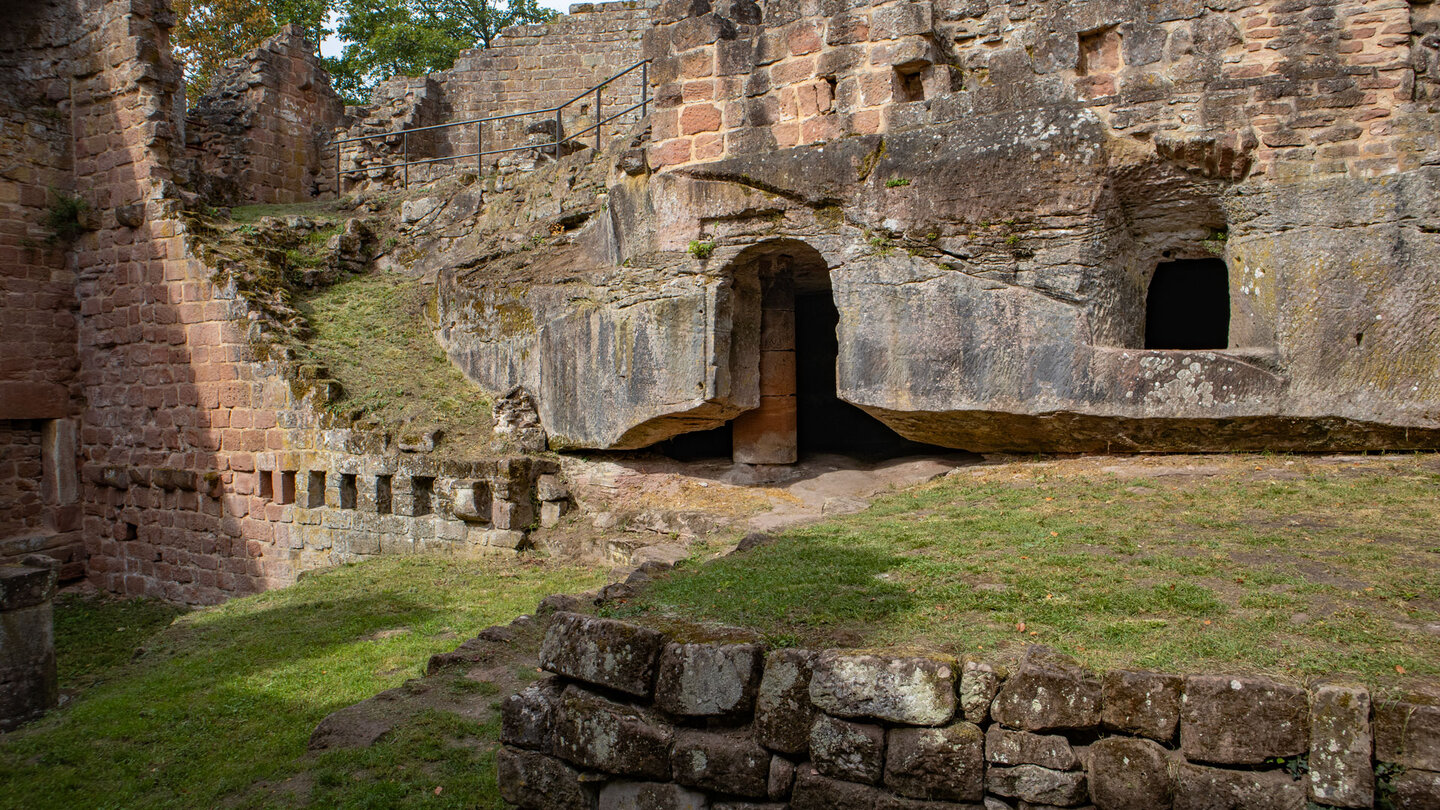 der Burghof der Ruine Neu-Windstein