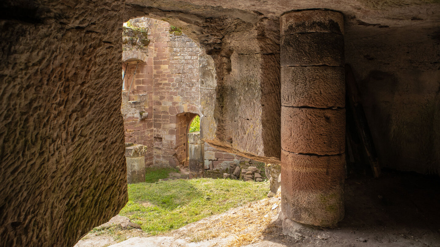 Säulen in den Felsenkammern der Burg Neu-Windstein