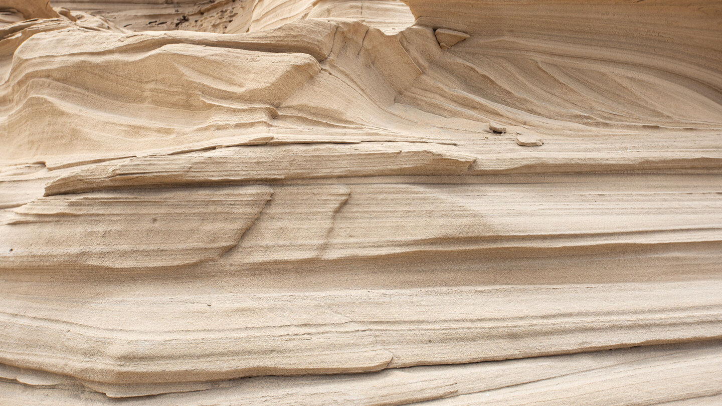 beeindruckende Sandsteinschichtungen an der Playa de Roque del Morro