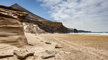 meterhohe, vom Wind geschliffene Sandsteinwände in der Nähe des Roque del Morro