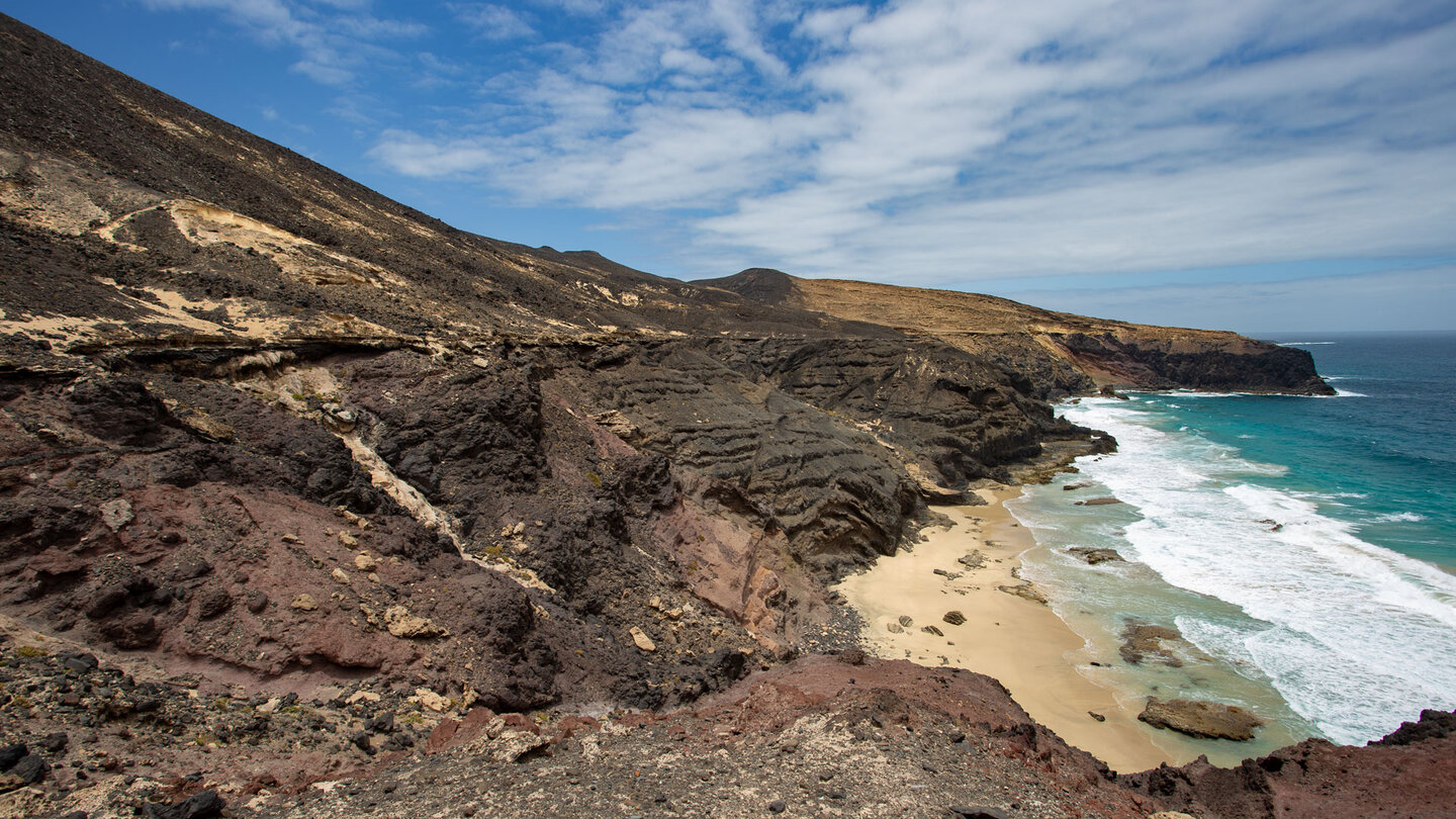 Ausblick vom Wanderweg auf einen traumhaften Gezeitenstrand