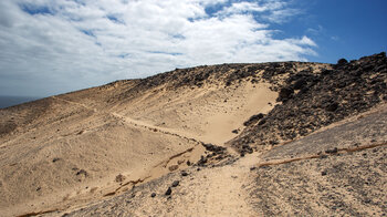 Wanderweg durch einen Sandstreifen an der Südspitze Fuerteventuras